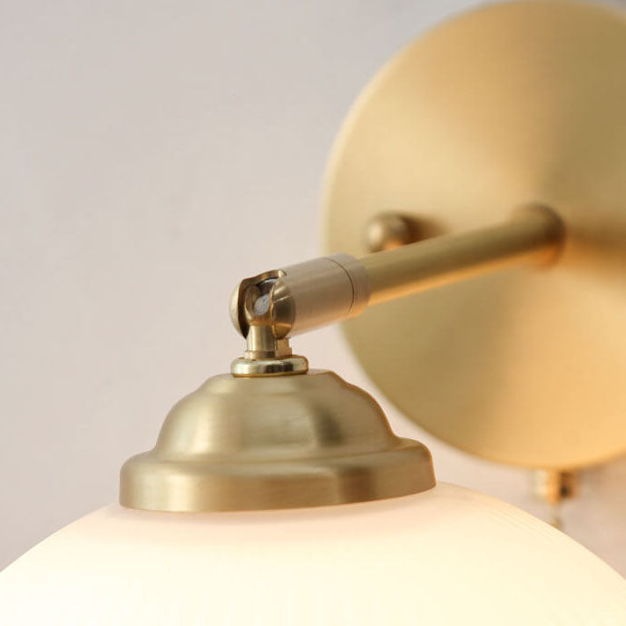 Wandleuchte Glas Kugel | Milchweiß & Messing | Skandinavisches Lichtdesign