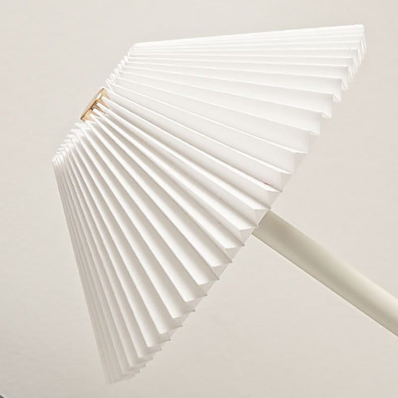 Skandinavische Messing-Plissierte Stoff-Kegel-Tischlampe | Eleganter Nordic-Look | LED-1-Flammig