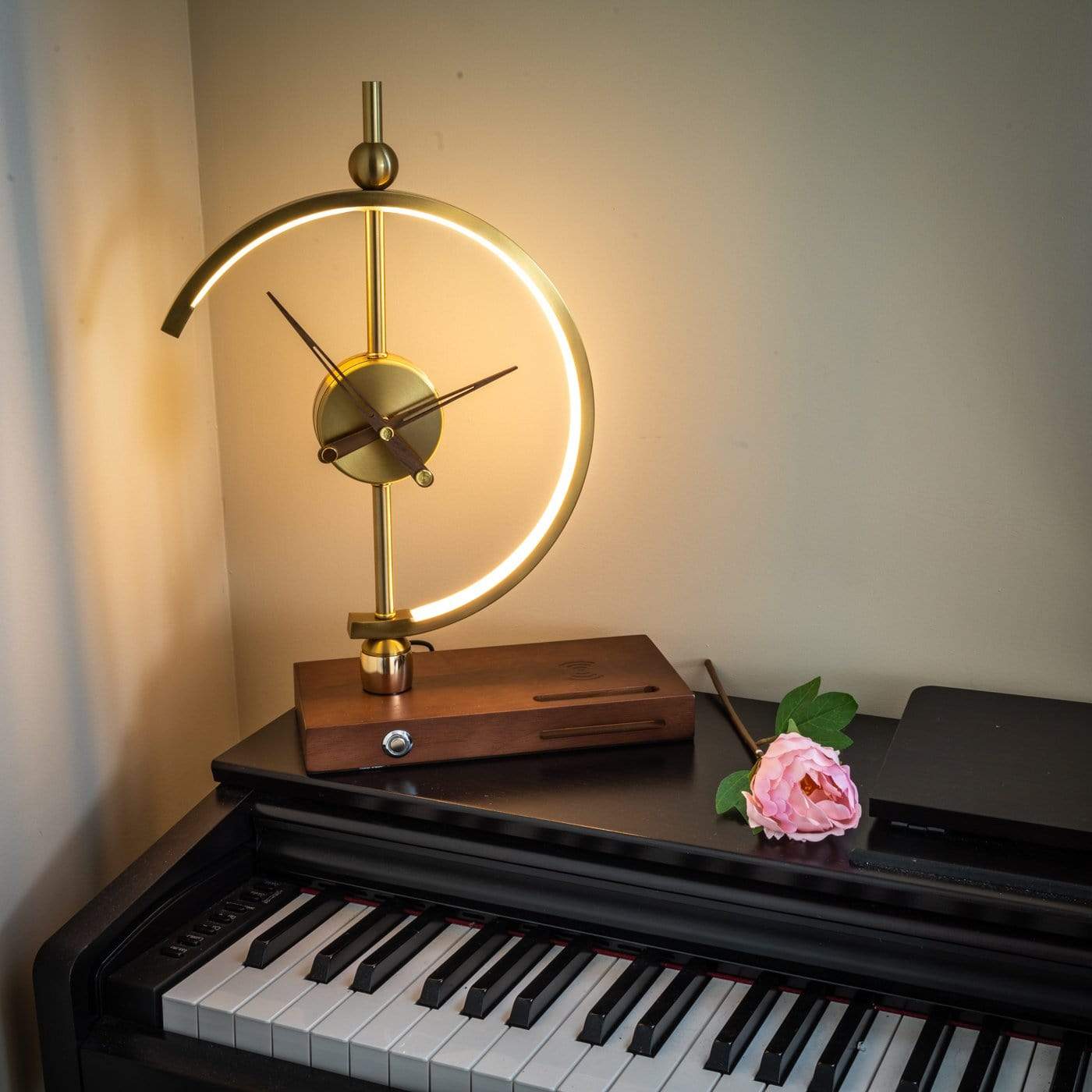 Tischlampe mit Uhr | Modernes Design | LED Beleuchtung | Integrierte Ladefunktion