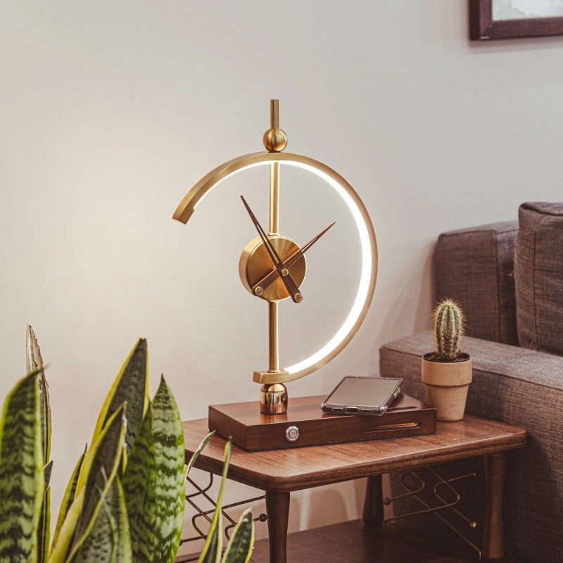 Tischlampe mit Uhr | Modernes Design | LED Beleuchtung | Integrierte Ladefunktion