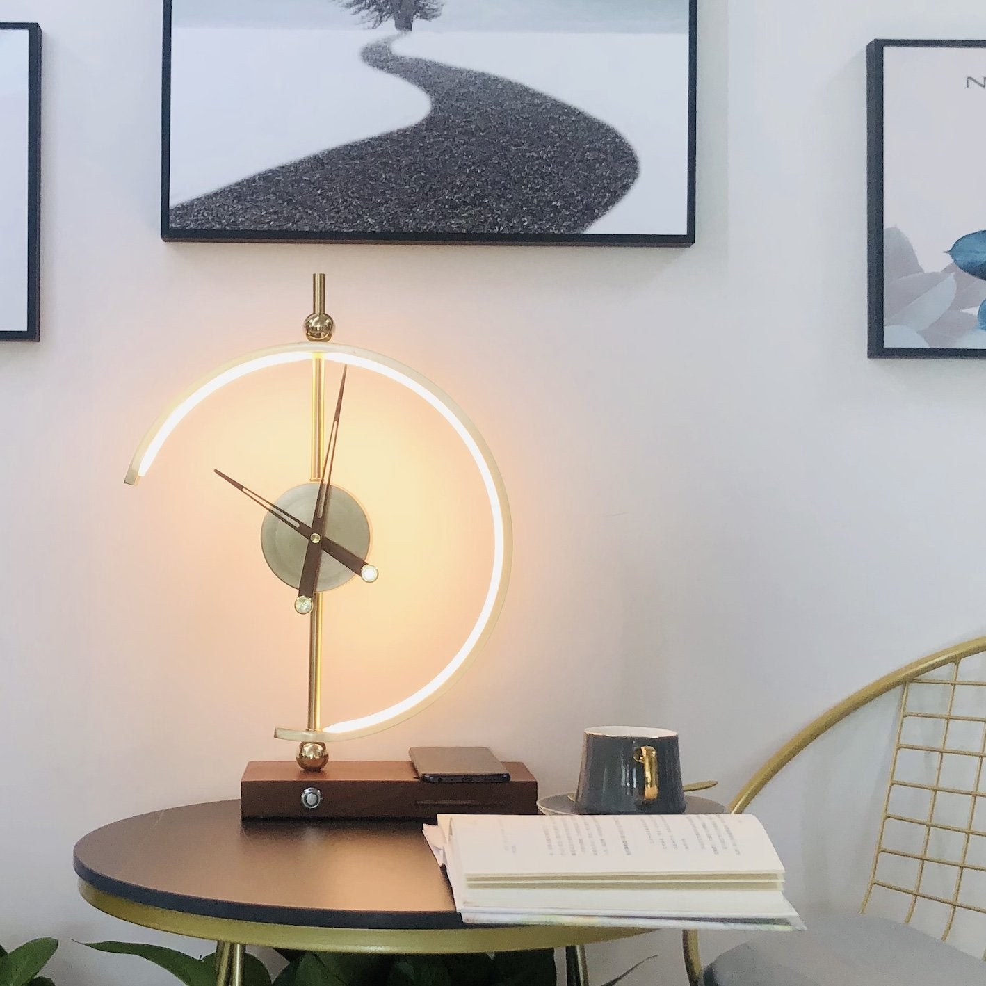 Tischlampe mit Uhr | Modernes Design | LED Beleuchtung | Integrierte Ladefunktion