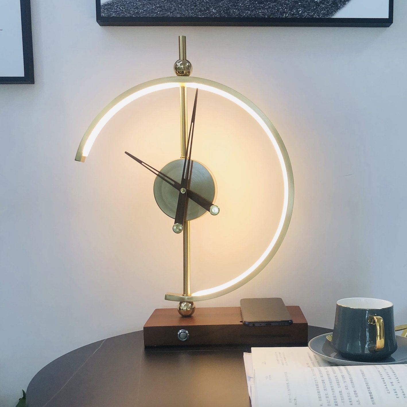 Tischlampe mit Uhr | Modernes Design | LED Beleuchtung | Integrierte Ladefunktion