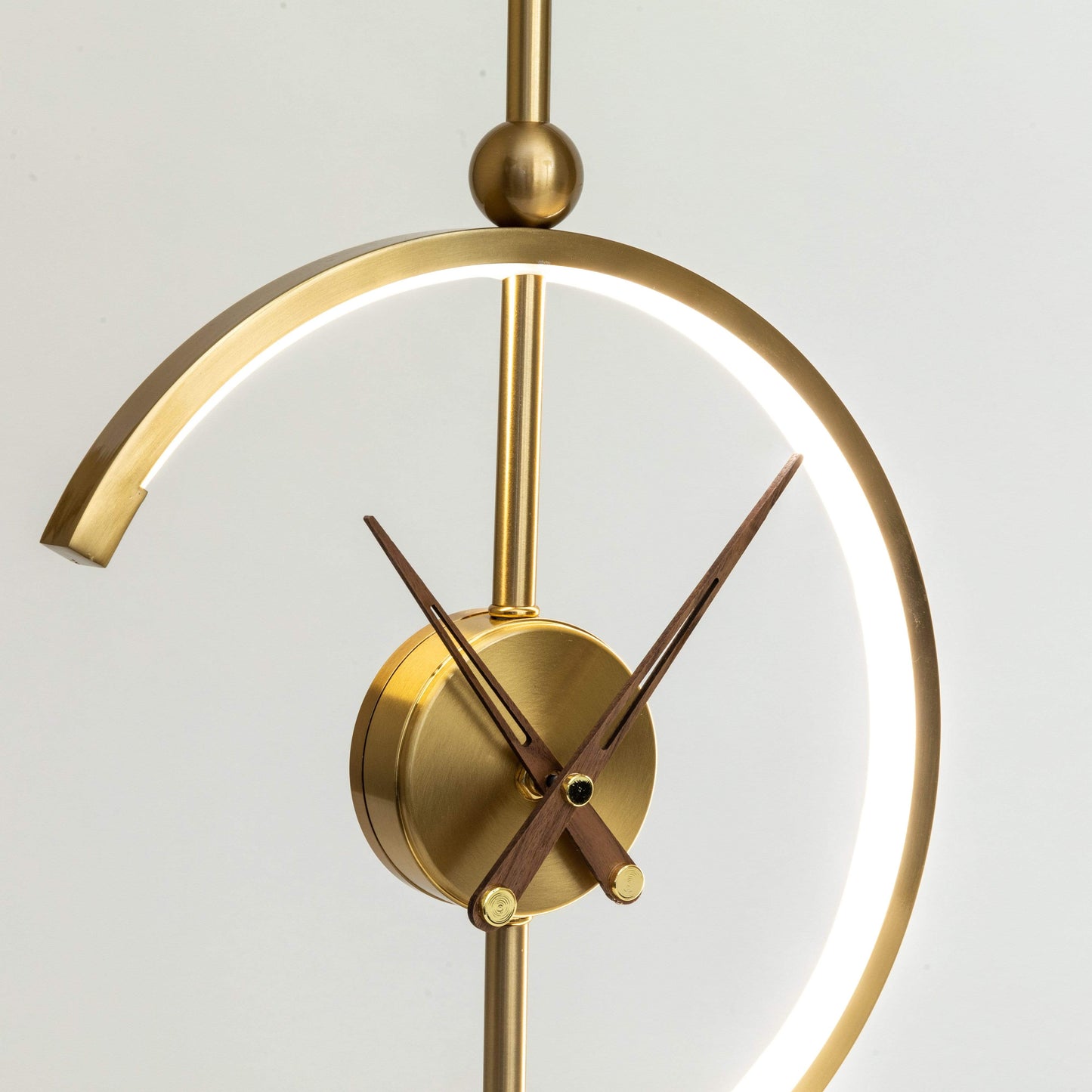 Tischlampe mit Uhr | Modernes Design | LED Beleuchtung | Integrierte Ladefunktion