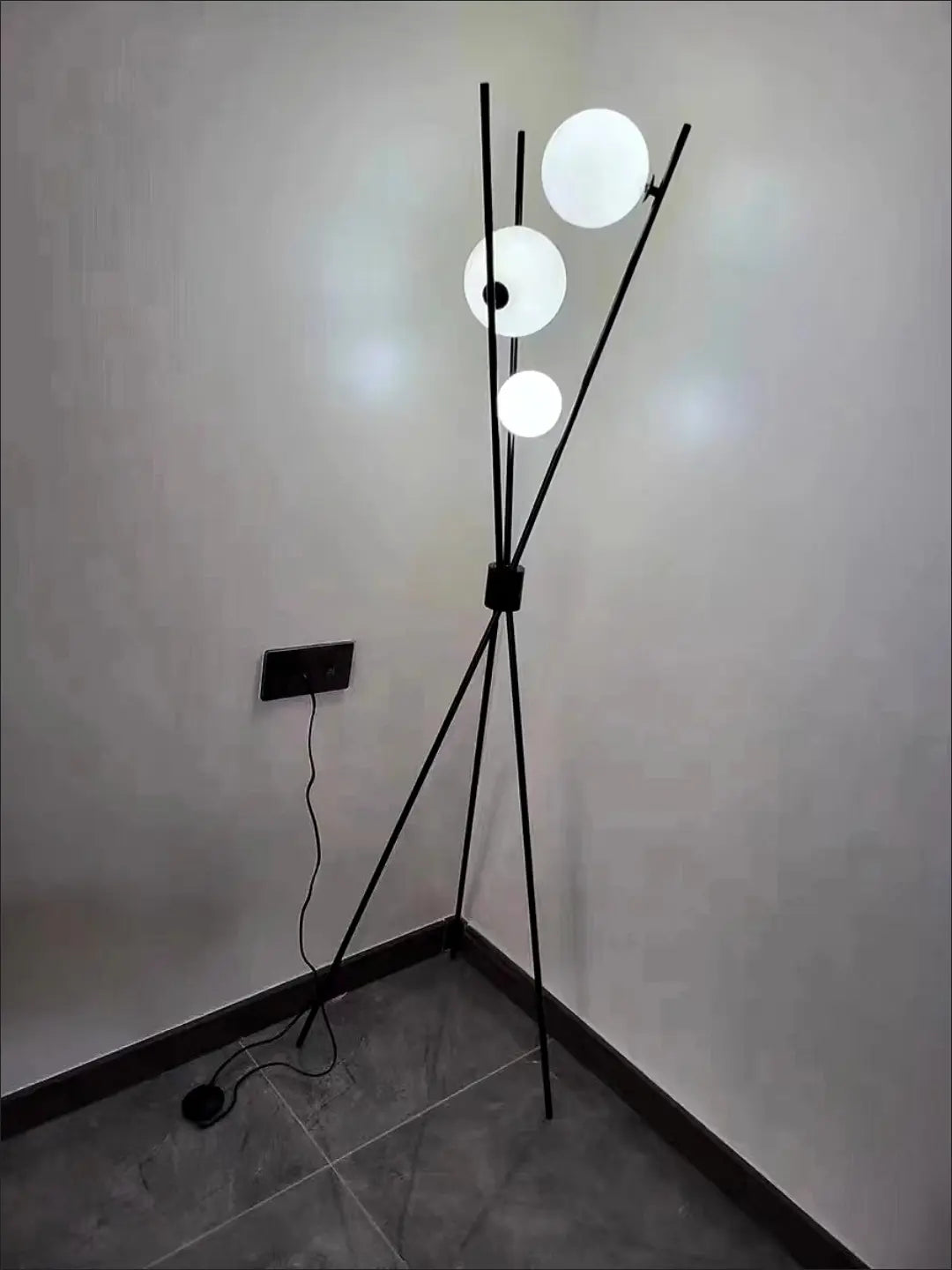 Moderne Stehlampe | Funktionales & Ambient Licht | Wohnzimmer & Schlafzimmer