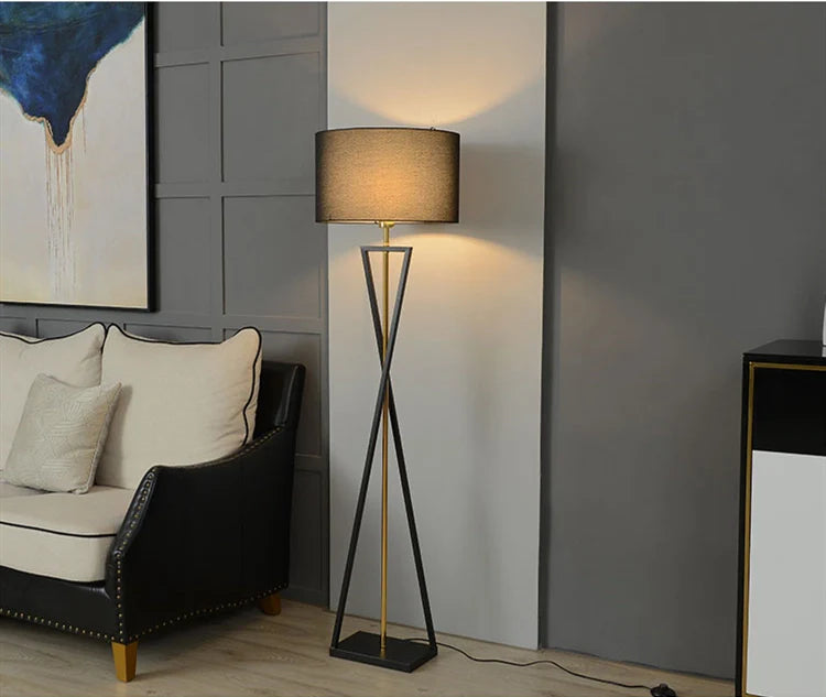 Stehlampe | Schwarz & Gold | Dimmbar | Modernes Lichtdesign