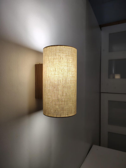 Nordische Eleganz – Minimalistische Glas- & Holz-Tischlampe