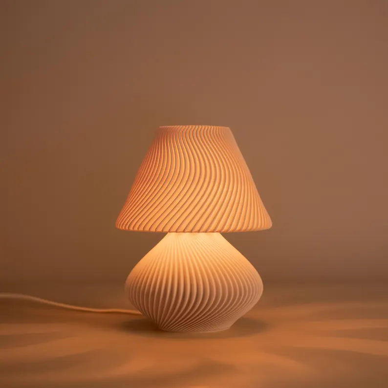 Moderne Designer-Tischlampe – Skulpturales Wellen-Design & warmes Licht