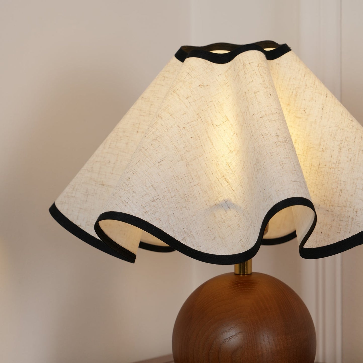 Tischlampe Stoff Wellenform | Holz | E27 | Warmes Licht