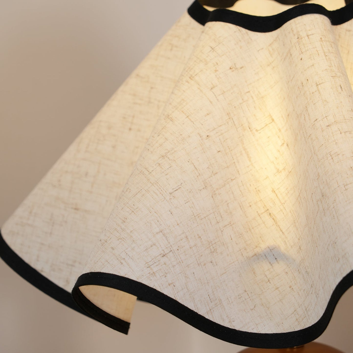 Tischlampe Stoff Wellenform | Holz | E27 | Warmes Licht